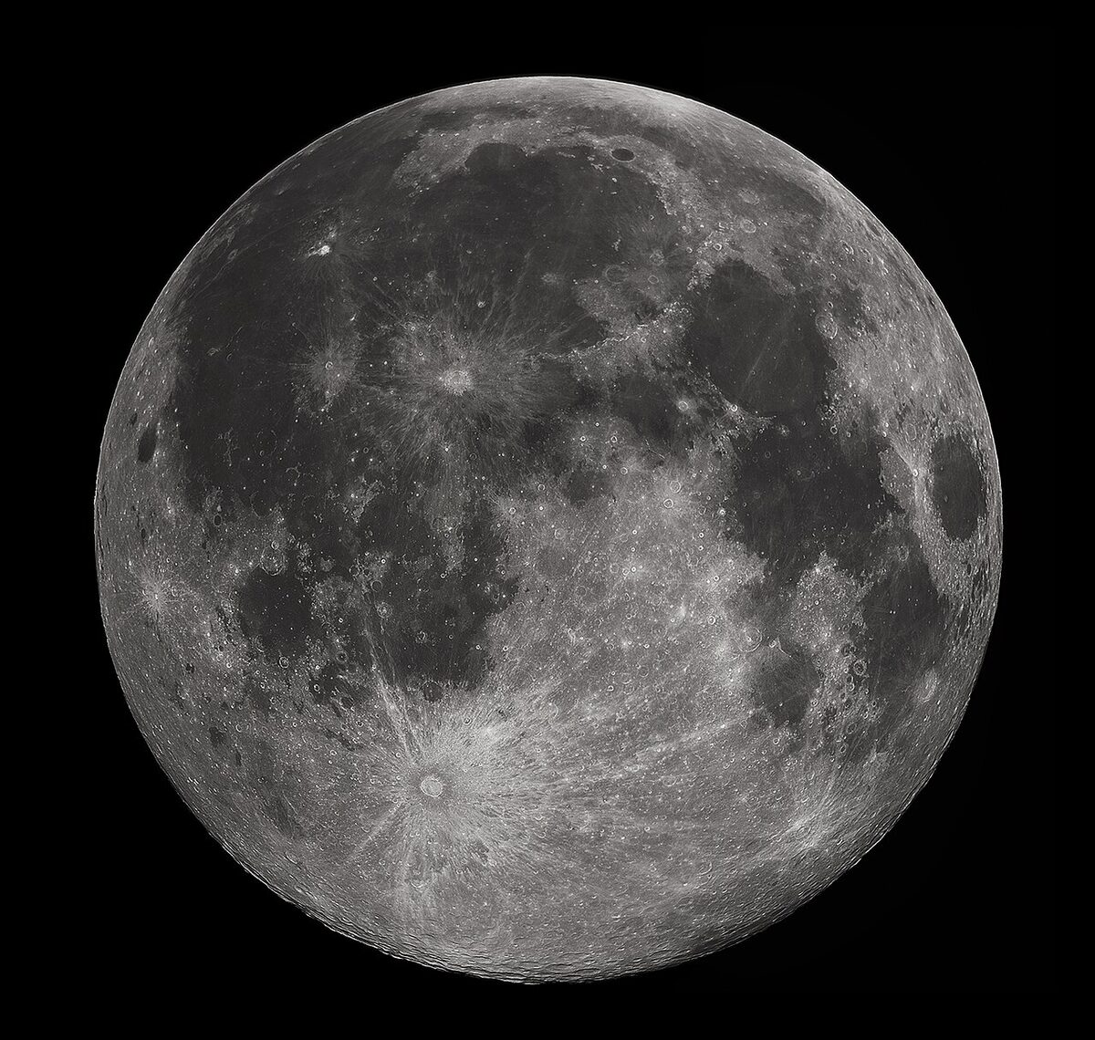 Luna llena en un cielo nocturno despejado